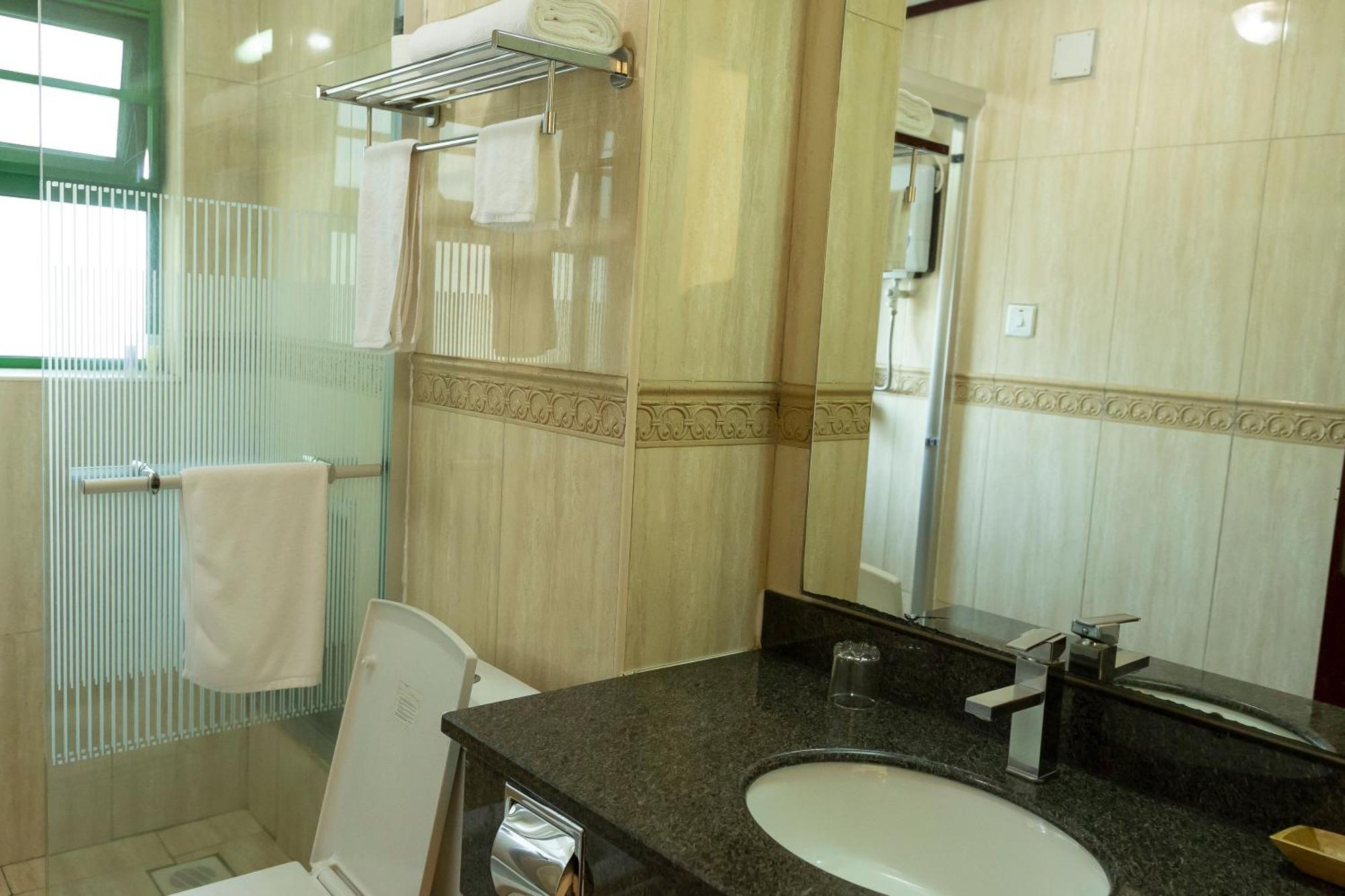 קיגאלי Highlands Suites Hotel And Apartments מראה חיצוני תמונה